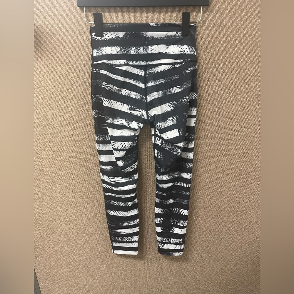 Women Lululemon Athletica Black and White Cropped Pants, size 4